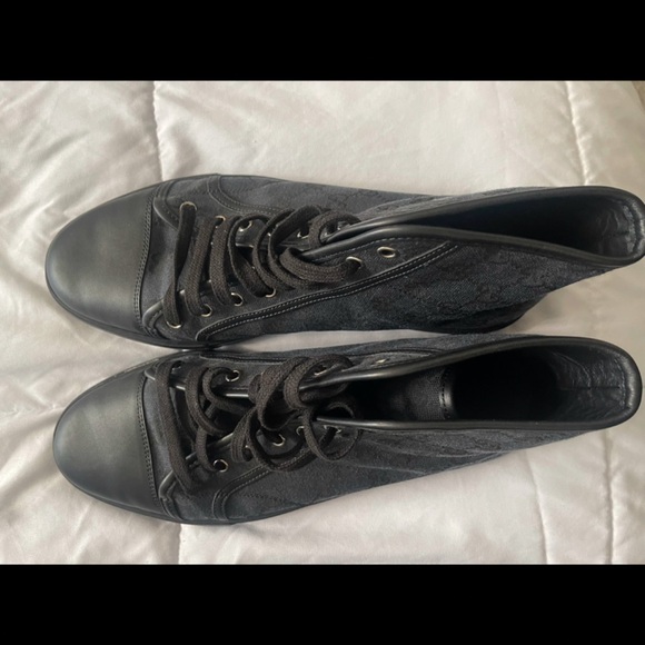 Only worn a few times! 
Gucci men’s shoes 
Size 12 - Picture 4 of 4